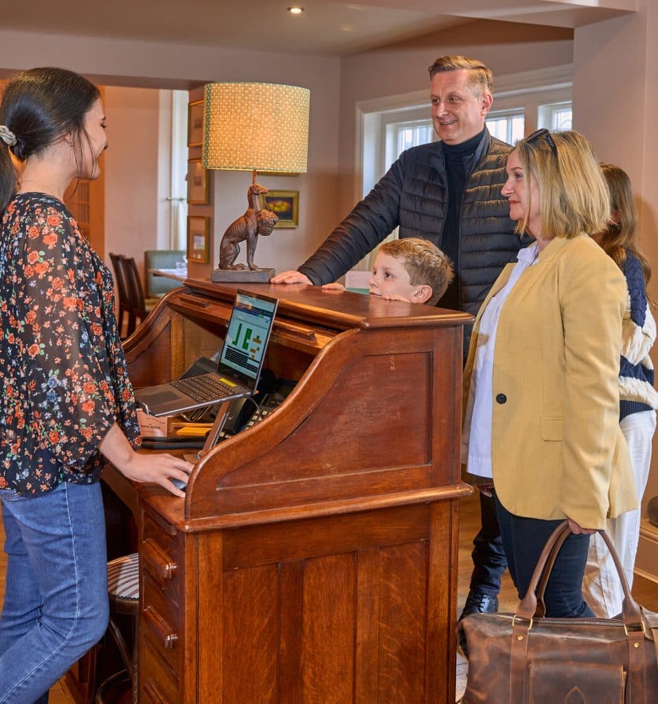 heartwood-inns-the-white-horse-dorking-family-002